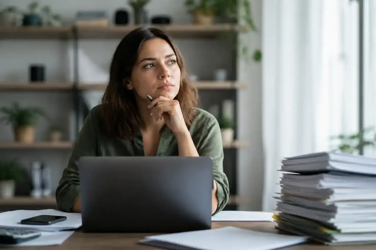 Freelance envoyant une facture depuis son ordinateur avec des graphiques de paiement positifs